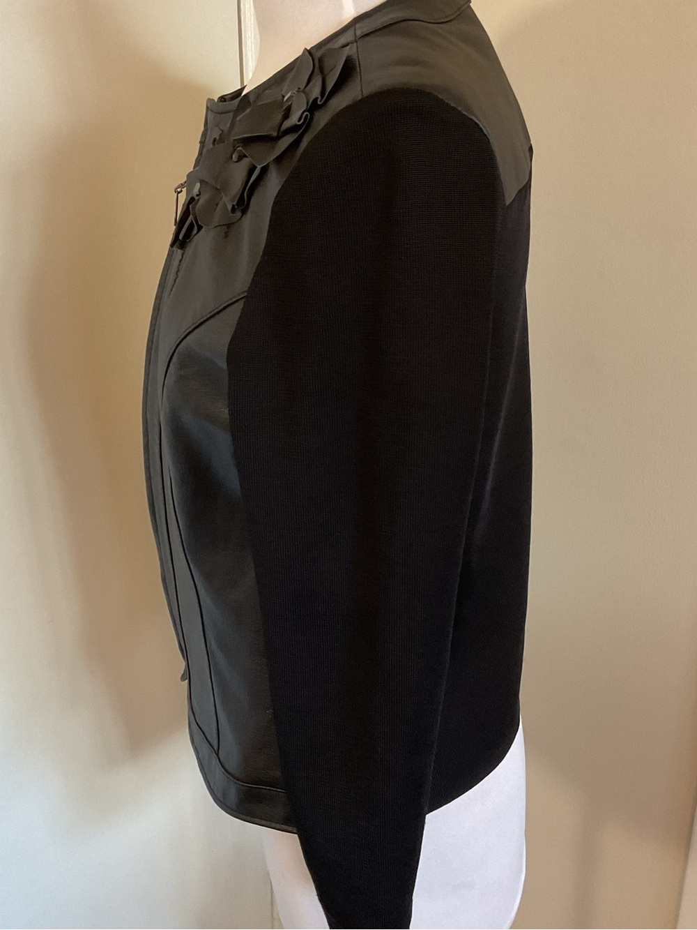 Peter Nygard Black Leather Jacket Raised Floral Appliqué Knit Sleeve Size 4 6 - Picture 5 of 9